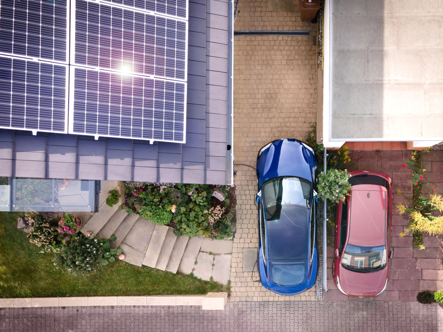 Solaranlage und E-Auto close up - Klarsolar