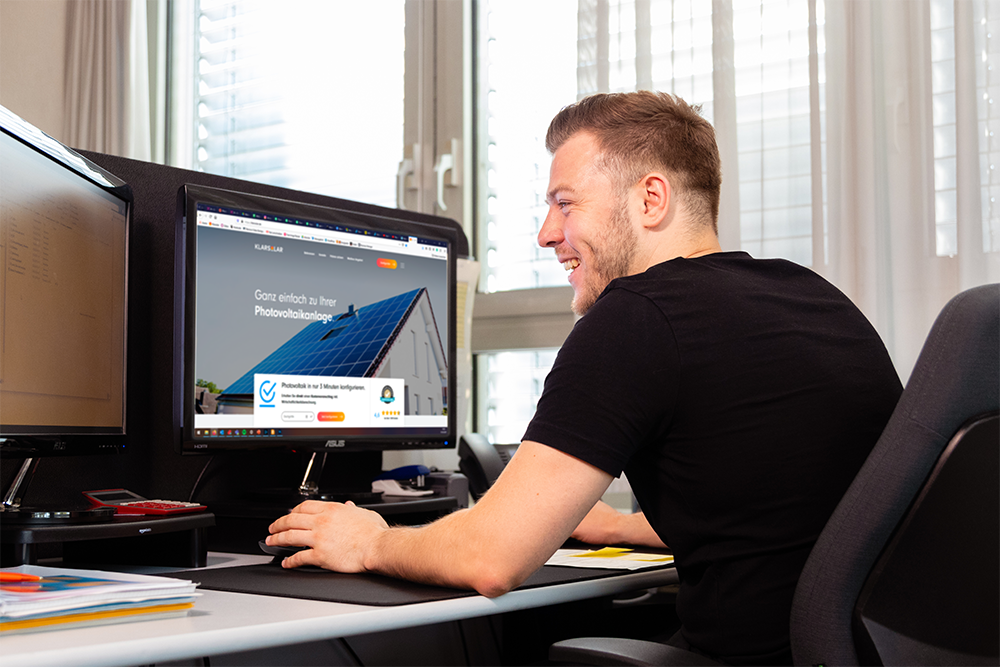 2 Klarsolar Mitarbeiter planen den Projektablauf.