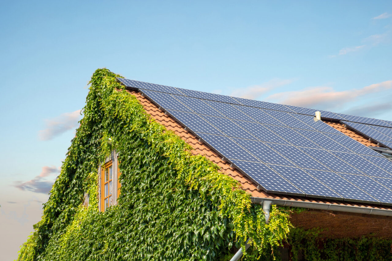 Hausdach mit Solarmodulen