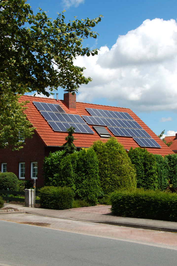Solarmodule auf einem älteren Haus in Deutschland