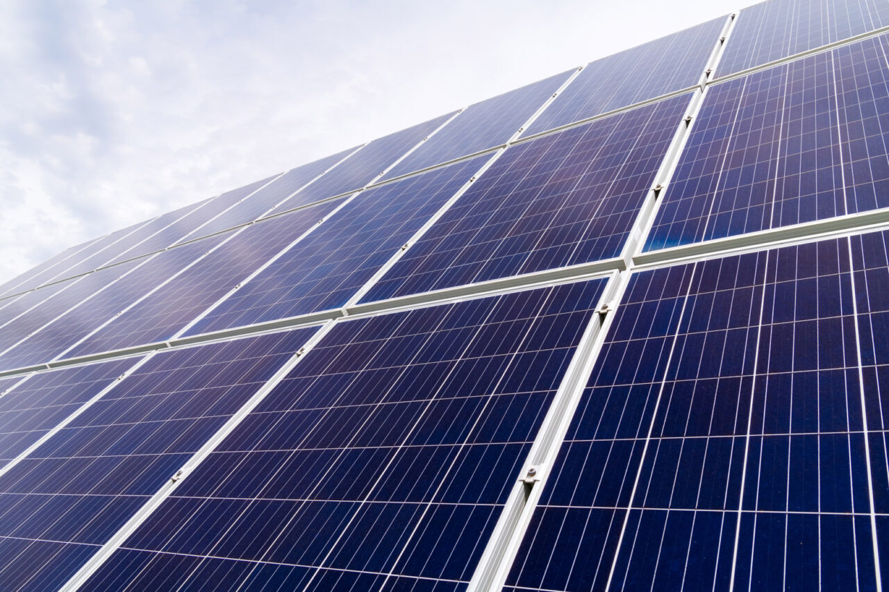 Photovoltaikmodule, zu sehen ist ein blauer Himmel